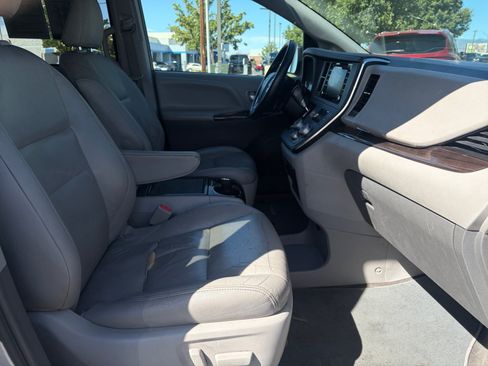 Used 2018 Toyota Sienna XLE FWD image 29