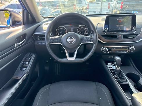 Used 2025 Nissan Altima 2.5 SV FWD image 13