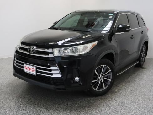 Used 2019 Toyota Highlander XLE FWD image 2