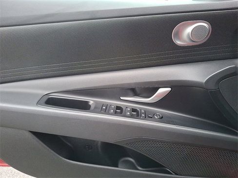 Certified 2025 Hyundai Elantra SE image 12