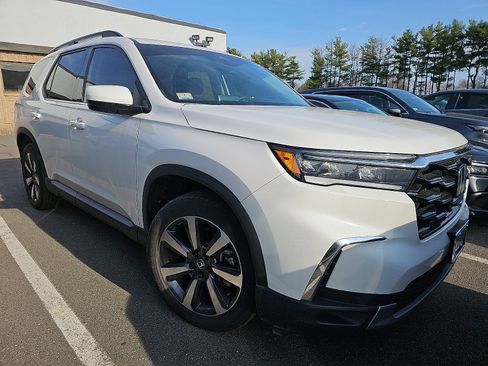 Used 2024 Honda Pilot Touring image 2