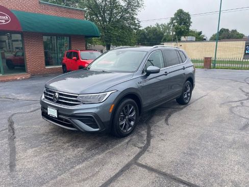 Used 2022 Volkswagen Tiguan SE FWD image 1