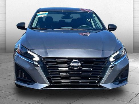 Used 2025 Nissan Altima 2.5 SV FWD image 2
