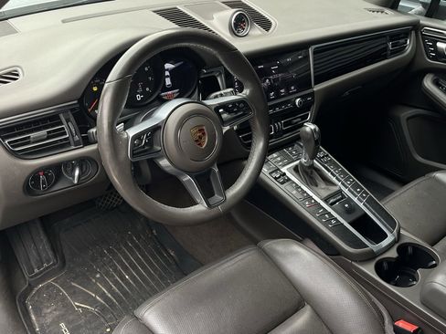 Certified 2021 Porsche Macan image 3