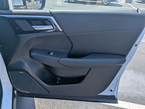 Used 2025 Mitsubishi Outlander SE FWD image 36