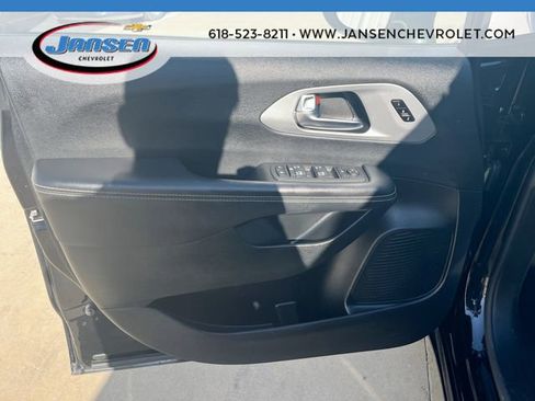 Used 2025 Chrysler Pacifica Limited image 23