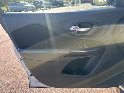 Used 2017 Jeep Cherokee Latitude w/ Cold Weather Group image 12
