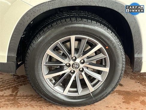 Used 2017 Toyota Highlander XLE image 11