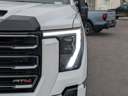 Used 2025 GMC Sierra 2500 AT4 image 10