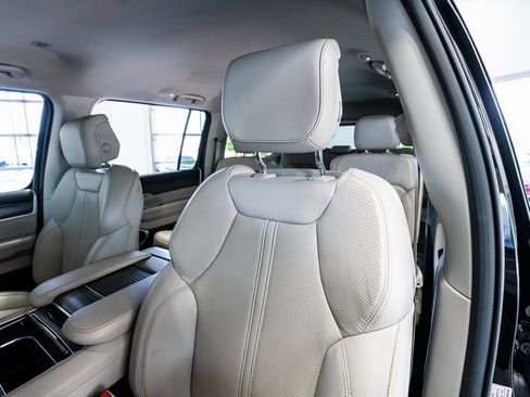 Used 2023 Jeep Wagoneer Series III w/ Preferred Equipment Group image 41