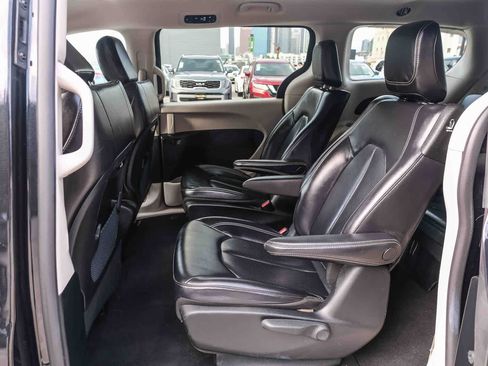 Used 2023 Chrysler Pacifica Touring-L FWD image 19