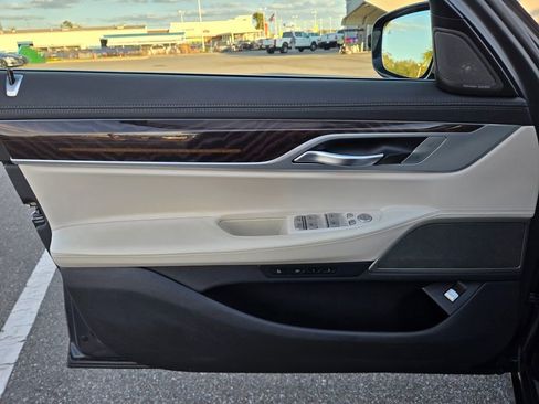 Used 2020 BMW 740i w/ Premium Package image 23