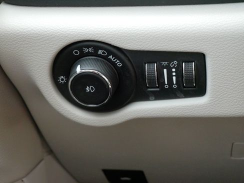 Used 2023 Chrysler Pacifica Touring-L FWD image 27