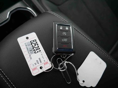 New 2025 Jeep Grand Cherokee Altitude image 29