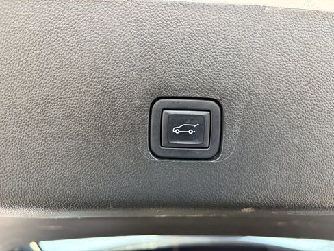 Used 2022 Chevrolet Traverse LT image 22