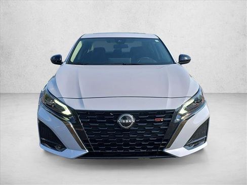 Used 2024 Nissan Altima 2.5 SR w/ SR Premium Package FWD image 2