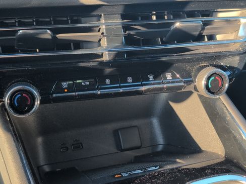 Used 2025 Chevrolet Traverse LT image 16