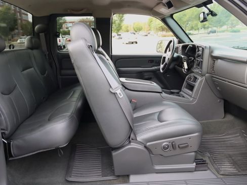 Used 2004 GMC Sierra 3500 SLT w/ Heavy-Duty Power Package image 39