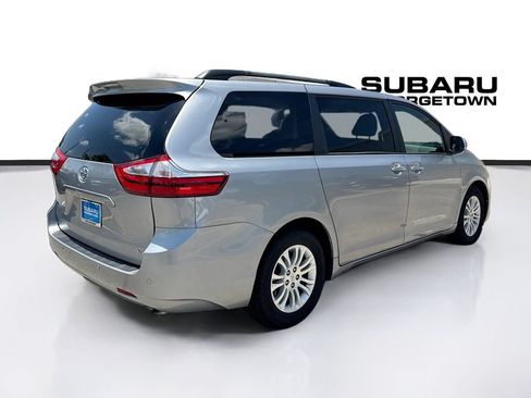 Used 2017 Toyota Sienna XLE Premium FWD image 7