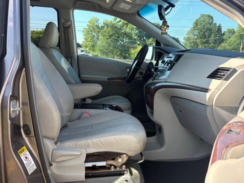 Used 2011 Toyota Sienna XLE FWD image 11