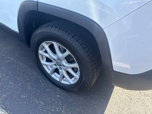 Used 2015 Jeep Cherokee Latitude w/ Cold Weather Group AWD/4WD image 8