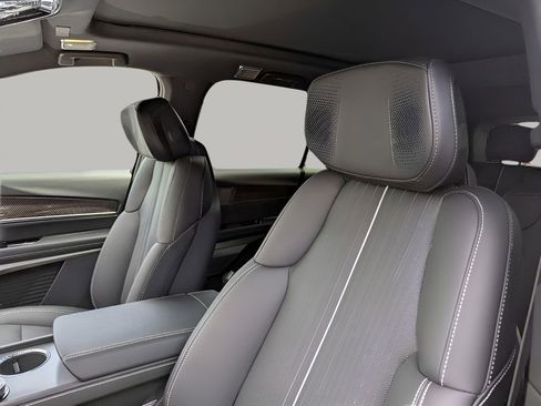 New 2026 Cadillac Vistiq Premium Luxury AWD/4WD image 10