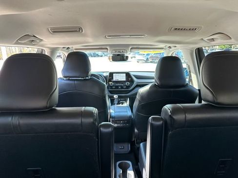 Certified 2024 Toyota Highlander XLE AWD/4WD image 16
