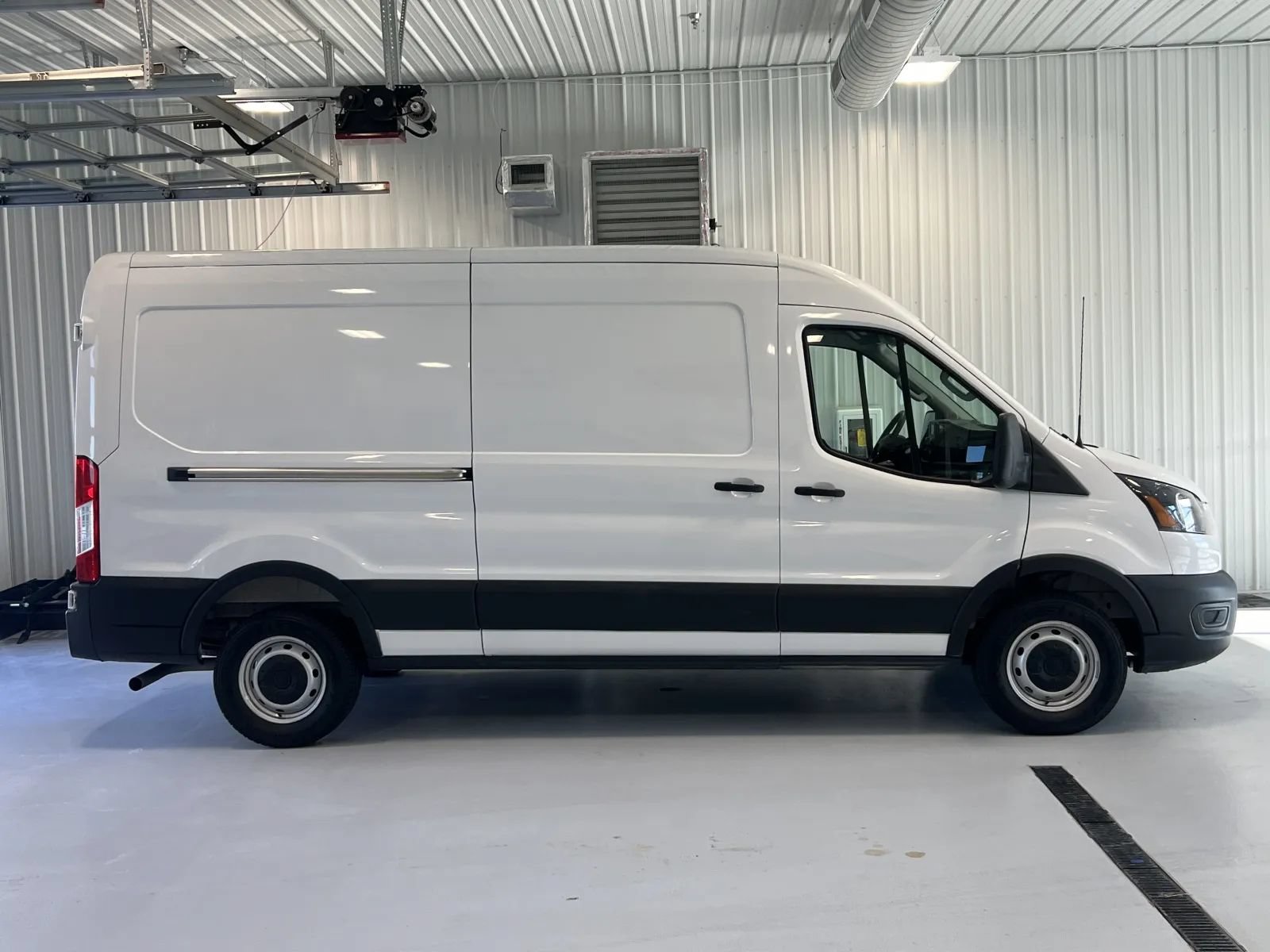 Used 2025 Ford Transit 250 148 Medium Roof RWD image 2