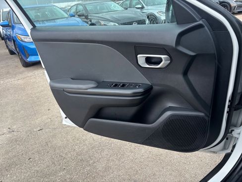 Used 2025 Kia K4 LXS image 18