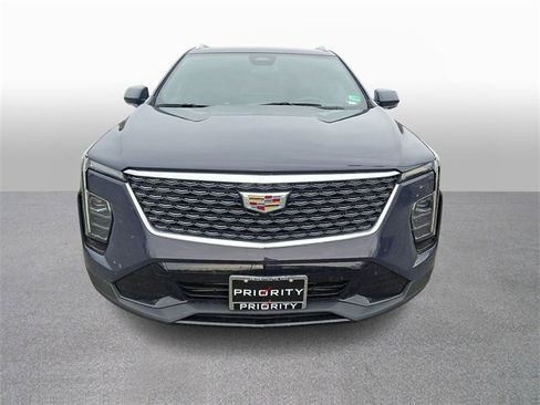 Used 2024 Cadillac XT4 Premium Luxury image 2