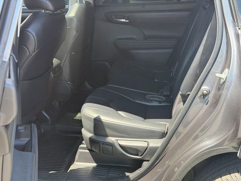 Used 2023 Toyota Highlander XLE FWD image 19