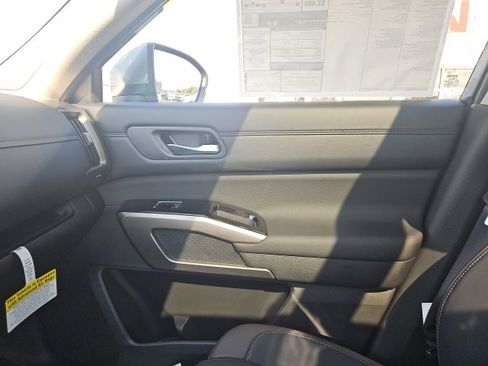 New 2025 Nissan Pathfinder Platinum image 36