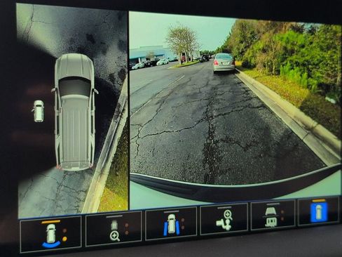 Certified 2024 GMC Yukon SLT w/ SLT Luxury Package image 20