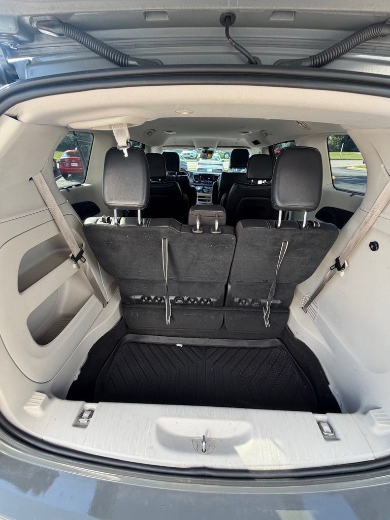 Used 2022 Chrysler Pacifica Touring-L FWD image 14