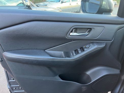 Used 2025 Nissan Rogue SV image 18