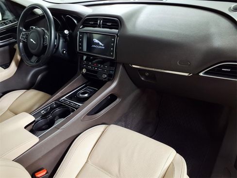 Used 2017 Jaguar F-PACE Prestige image 12