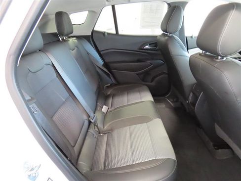 Used 2025 Chevrolet Trax LT w/ LT Convenience Package FWD image 32