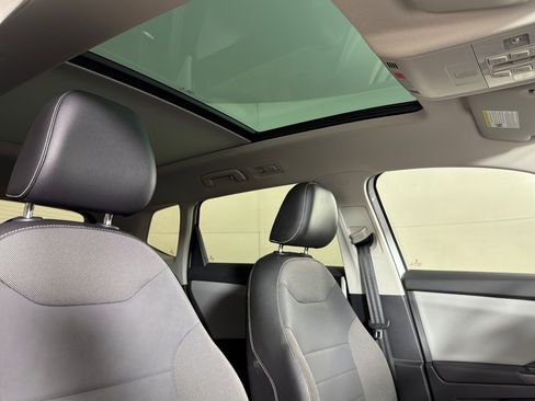Used 2022 Volkswagen Taos SE w/ Panoramic Sunroof Package FWD image 16