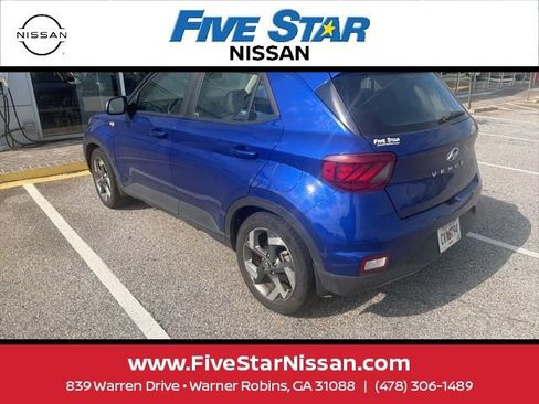 Used 2023 Hyundai Venue Limited FWD image 8