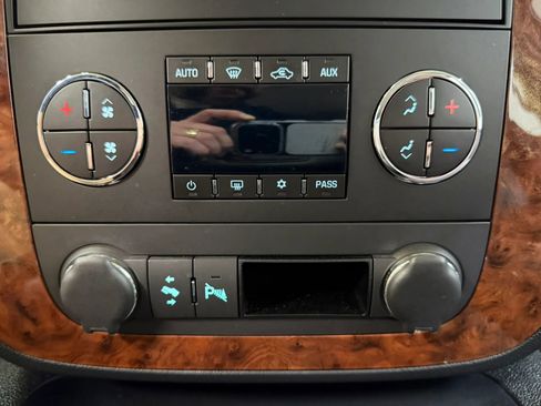Used 2007 Chevrolet Suburban 2500 LT w/ LT Preferred Equipment Group AWD/4WD image 29