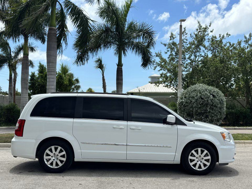 Used 2016 Chrysler Town & Country Touring FWD image 5
