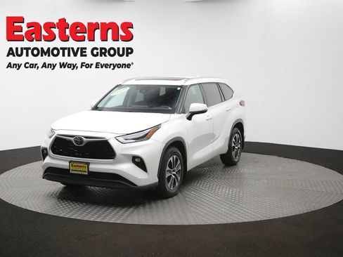 Used 2021 Toyota Highlander XLE AWD/4WD image 56