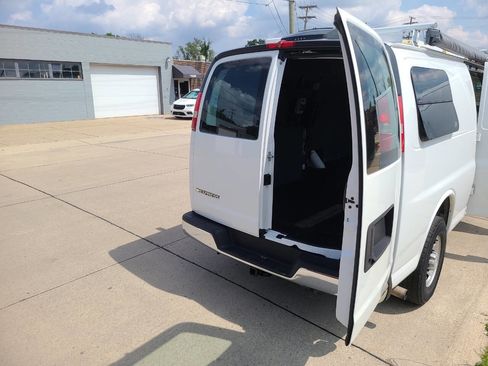Used 2018 Chevrolet Express 2500 Extended image 32
