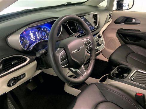 Used 2024 Chrysler Pacifica Touring-L FWD image 14