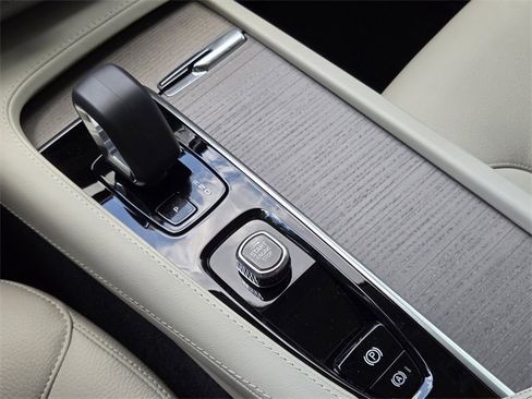 Certified 2025 Volvo XC90 T8 Plus image 22