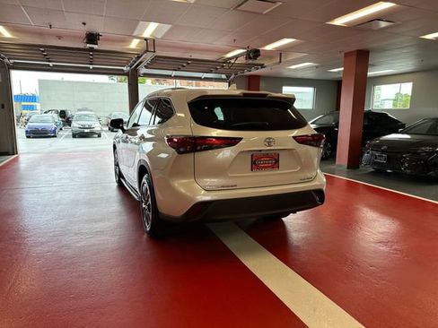 Used 2022 Toyota Highlander XLE AWD/4WD image 5