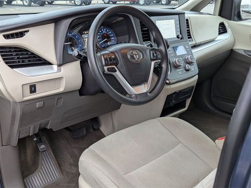 Used 2018 Toyota Sienna L image 10