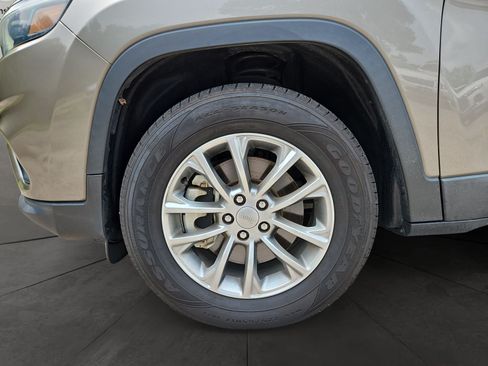 Used 2021 Jeep Cherokee Latitude Plus w/ Sun & Sound Group AWD/4WD image 14
