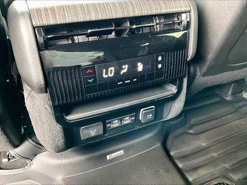 Used 2023 Jeep Wagoneer Series II AWD/4WD image 10
