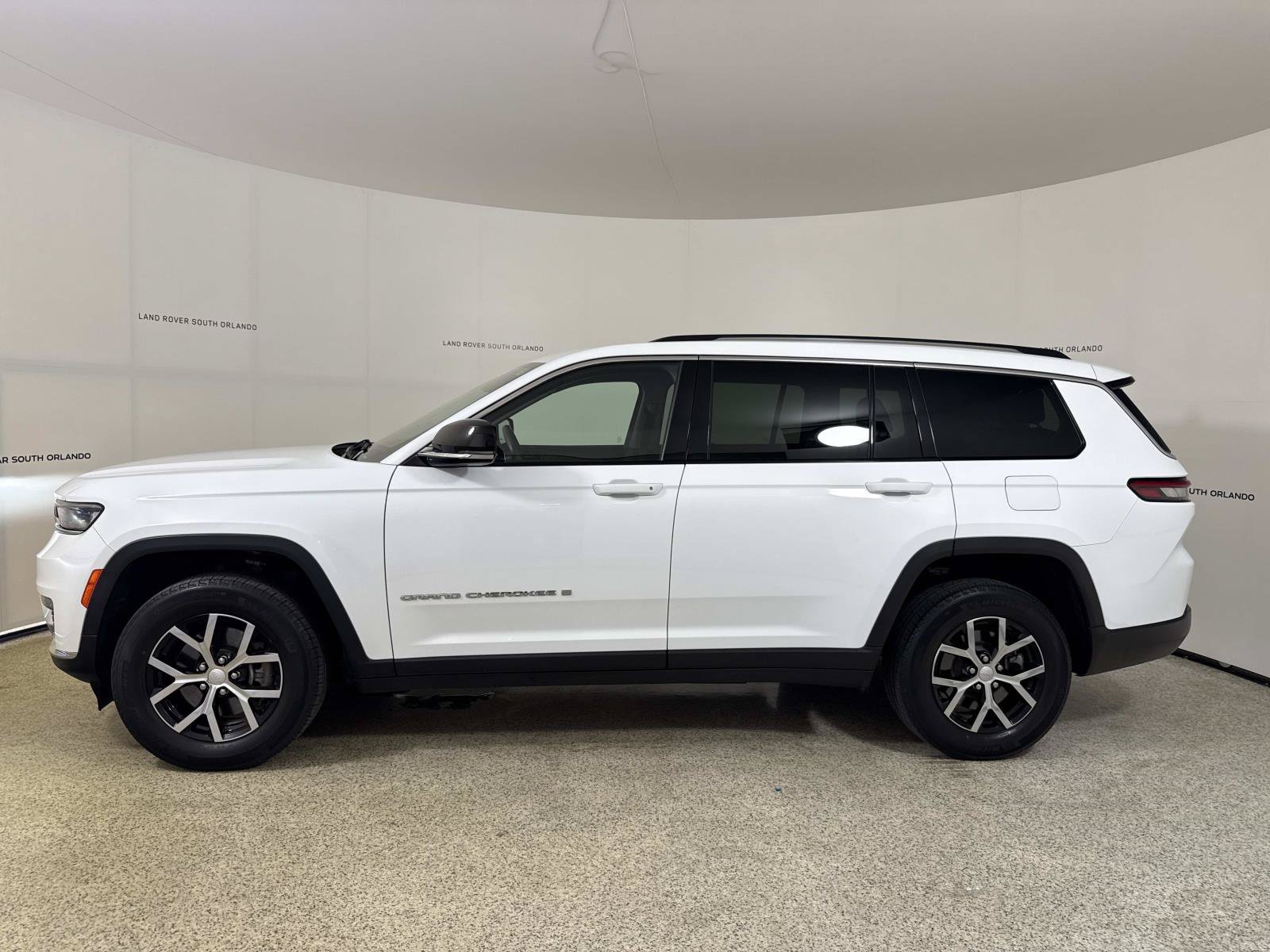 Used 2023 Jeep Grand Cherokee L Limited AWD/4WD image 2